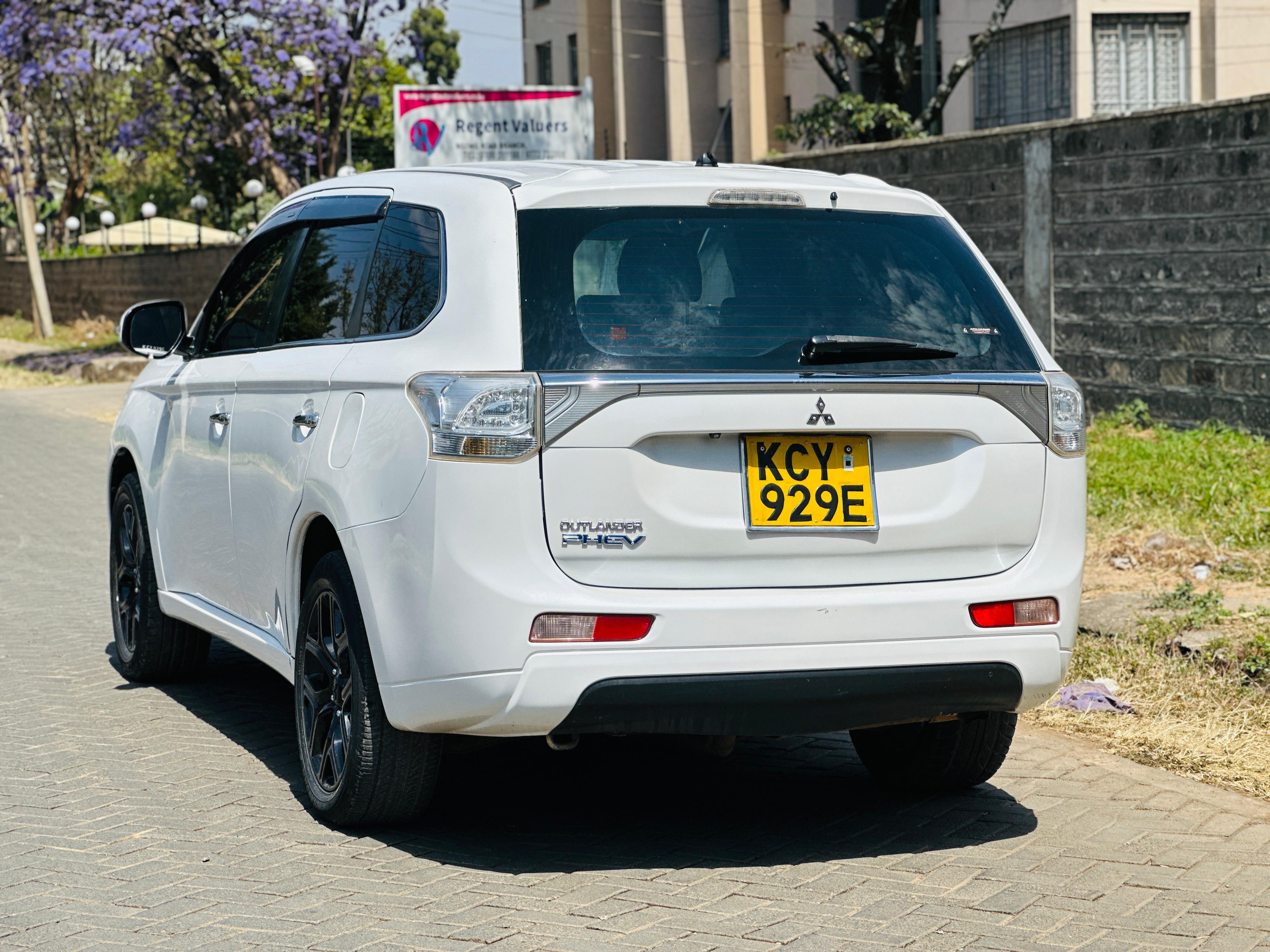 2013 Mitsubishi Outlander PHEV - Thumbnail 3