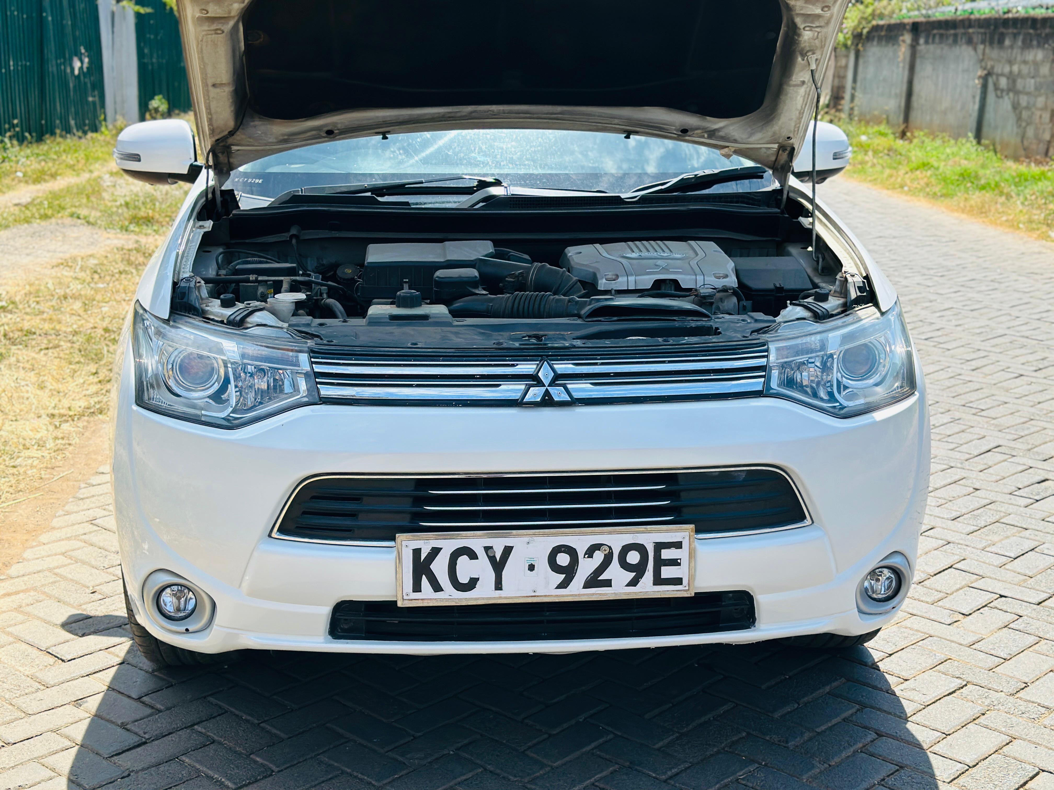 2013 Mitsubishi Outlander PHEV - Thumbnail 4