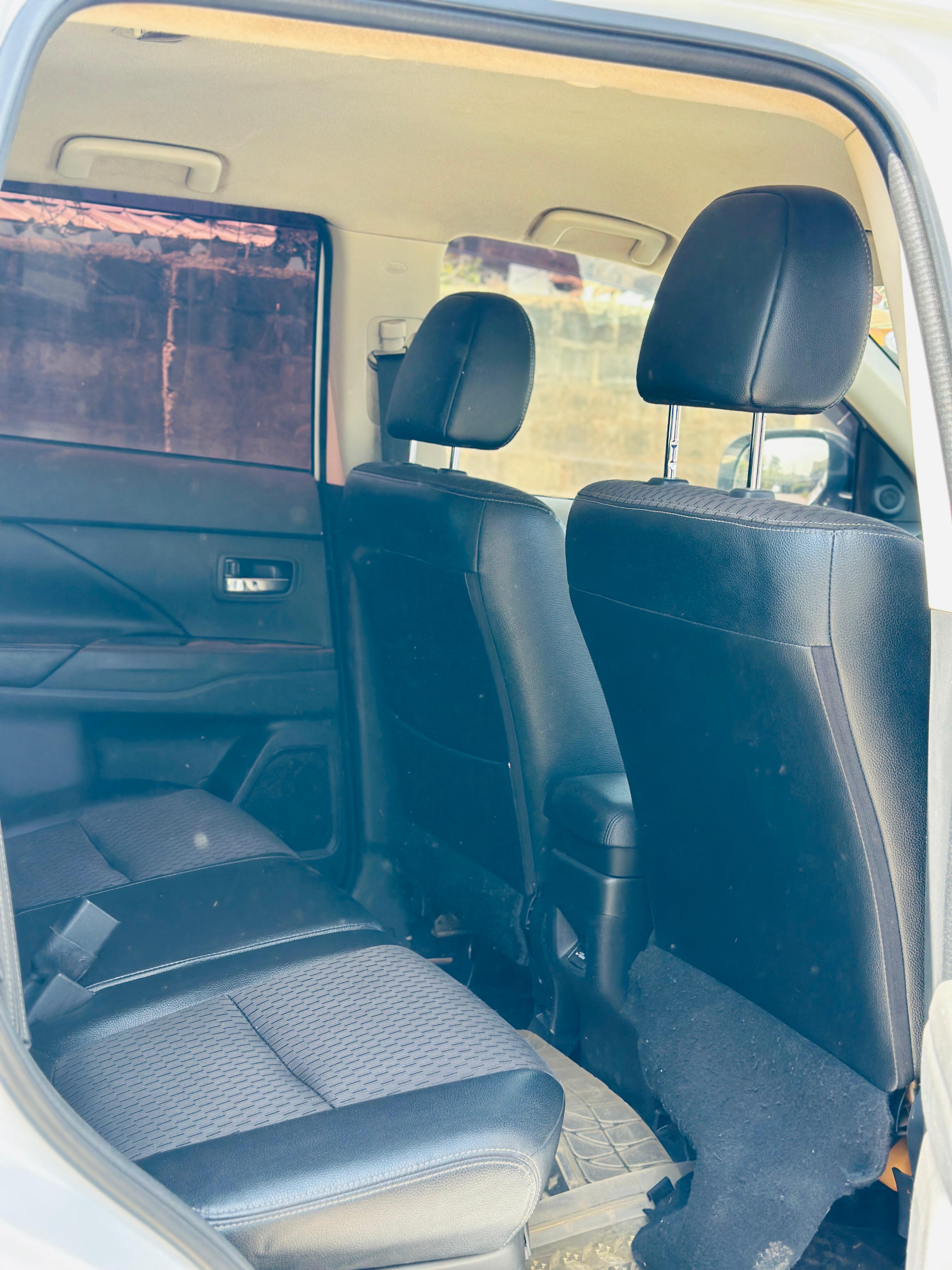 2013 Mitsubishi Outlander PHEV - Thumbnail 2